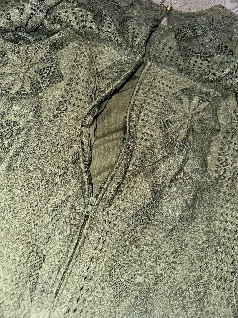 Miami Olive Green Lace Dress with Keyhole Back and flutter sleeves size medium - Picture 7 of 9